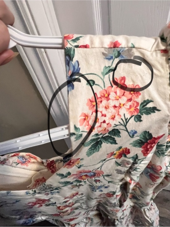 80’s vintage-style white floral dress featuring puffed sleeves and a V-neckline, - Picture 6 of 7